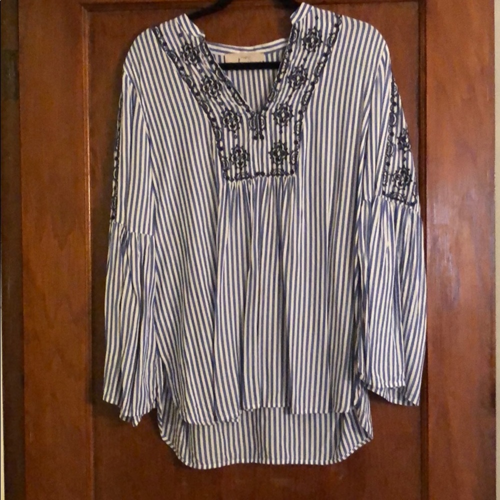 Embroidered bell-sleeved blouse. Size M